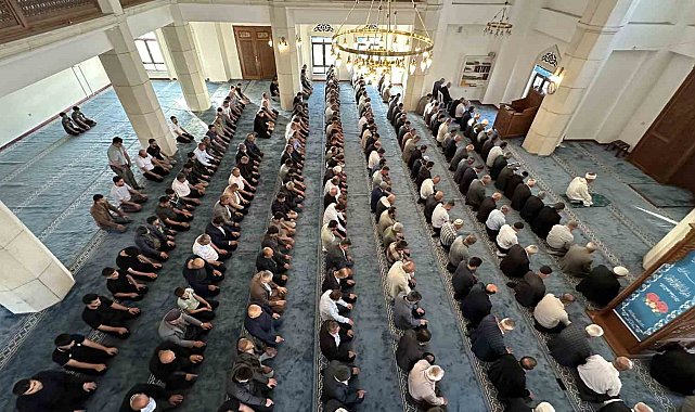 Yüksekova'da bayram namazında vatandaşlar camileri doldurdu