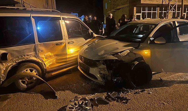 Yüksekova'da iki araç çarpıştı: 1 yaralı