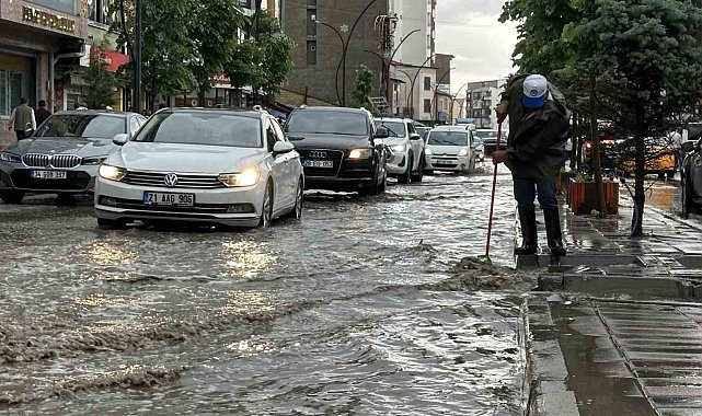Yüksekova'da yollar göle döndü