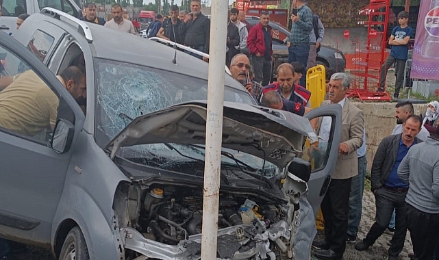 Ağrı'da duvara çarpan hafif ticari araçtaki 4 kişi yaralandı