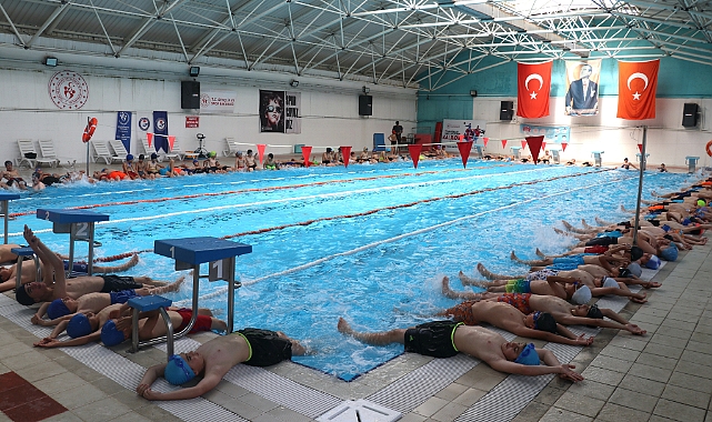 Ağrı'da yüzme bilmeyen çocuklar eğitiliyor