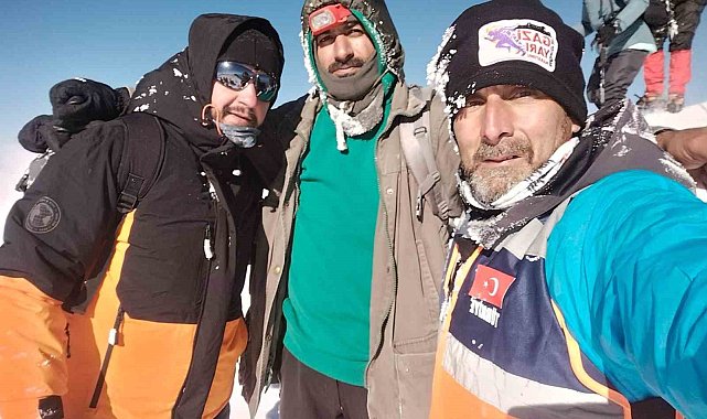 Ağrı Dağı'nda dağcılar kar ve fırtınaya rağmen zirveye ulaştı
