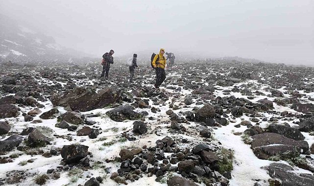 Ağrı Dağı'nda, dağcılara kar ve tipi engeli