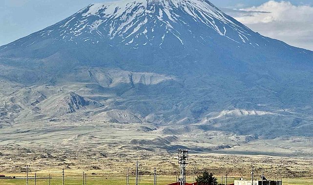 Ağrı Dağı'nın heybetli görüntüsü mest ediyor