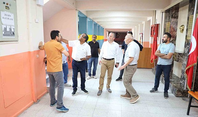Ağrı Milli Eğitim Müdürü Kökrek okulları ziyaret ederek, sorunları yerinde görüyor