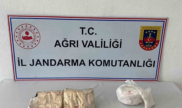 Ağrı'da 2 kilo afyon sakızı ve 1,3 kilo metamfetamin ele geçirildi