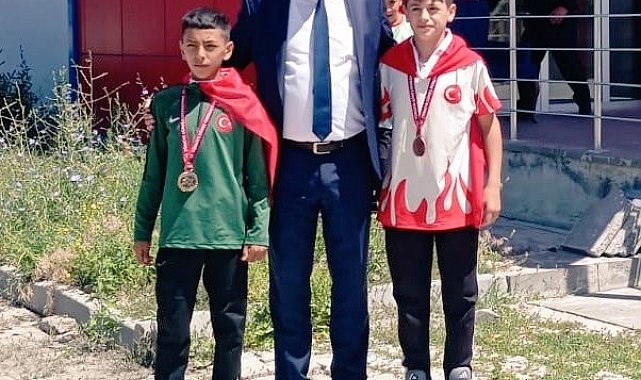 Ağrı&#039;da genç güreşçilere coşkulu karşılama