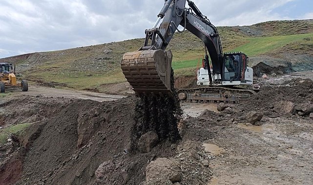 Ağrı'da sel felaketinden zarar gören grup köy yolunda onarım çalışmaları başladı