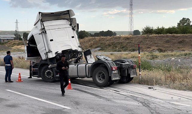 Ahlat'ta tırlar çarpıştı: 2 yaralı