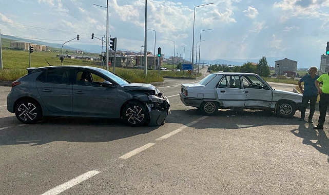 Ardahan'da 2 otomobilin çarpışması sonucu 5 kişi yaralandı