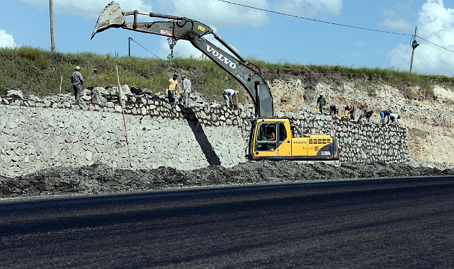 Ardahan'da bölünmüş yolların heyelan duvarları örülüyor