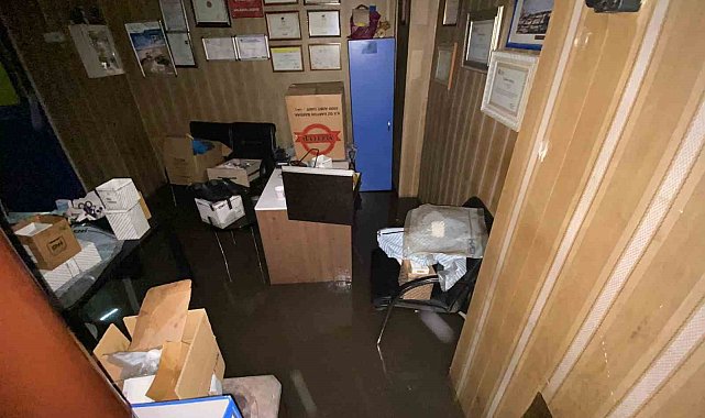 Ardahan'ı sağanak vurdu, iş yerleri su altında kaldı