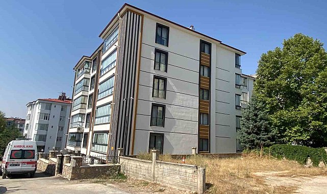 Asansör bakımı için çatıya çıkan işçiler asılı halde ceset buldu