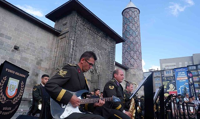 Askeri bando Erzurum'da coşturdu