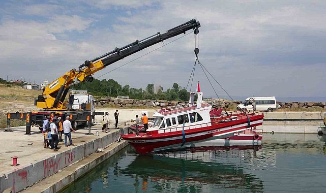 Av sezonu için bakımları yapılan tekneler Van Gölü'ne indirildi