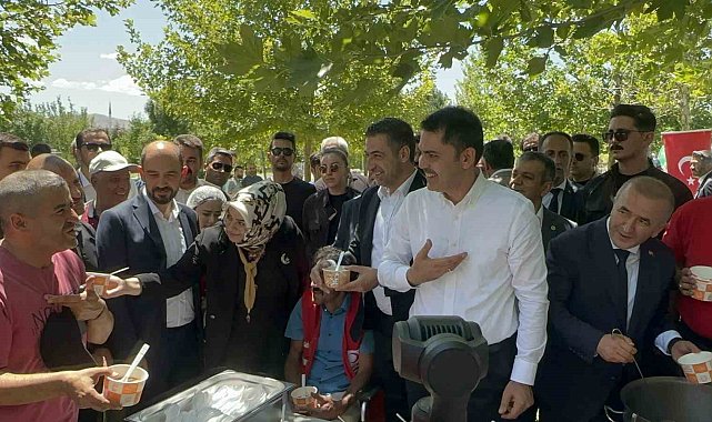 Bakan Kurum, cuma sonrası vatandaşlara aşure ikram etti