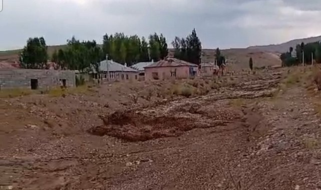 Başkale'de kuvvetli sağanak ve dolu sonrası sel meydana geldi