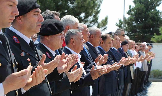 Bingöl'de 15 Temmuz nedeniyle şehitlik anıtı ziyaret edildi