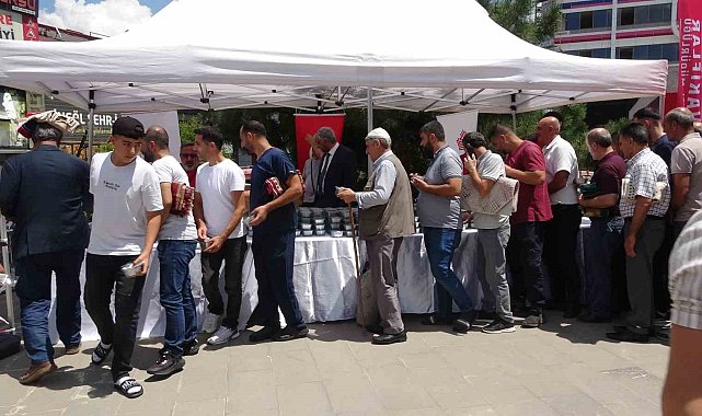 Bingöl'de cuma namazı sonrası 3 bin 500 kişiye aşure ikram edildi