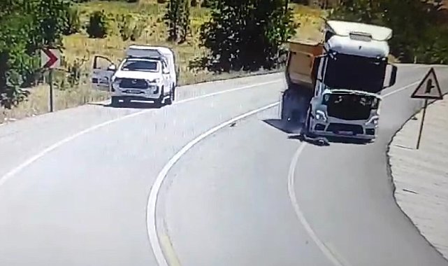 Yolun ortasındaki yaralı serçeyi kurtarmak isterken kamyon çarptı