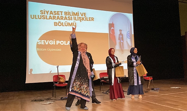 Bozkurt işaretiyle diplomasını aldı