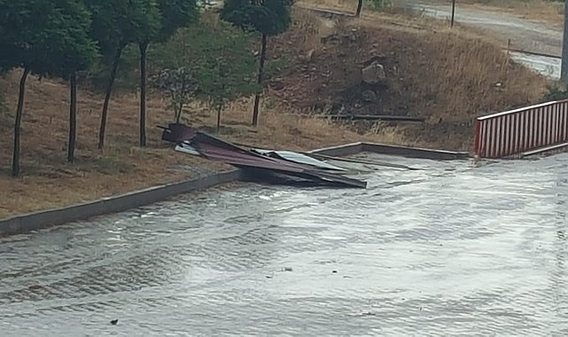 Çatının uçma anı kamerada