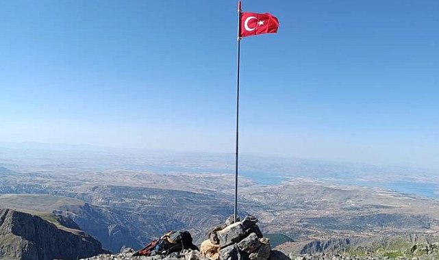 Çocukken hayalini kuruyordu: Çıktığı zirveye Türk bayrağını dikti