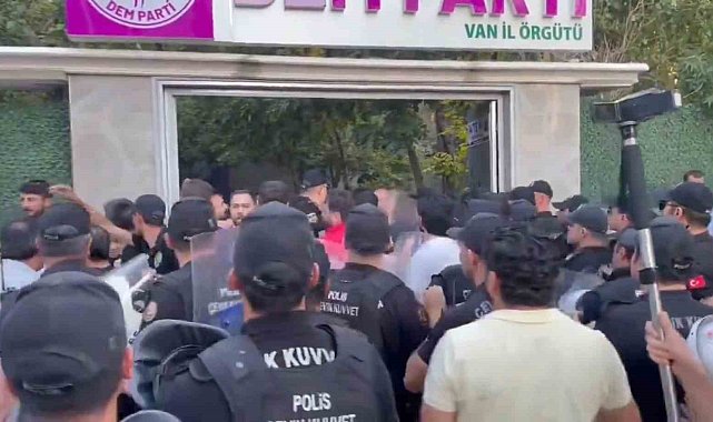 DEM Partililerin izinsiz gösterisine polis müdahalesi