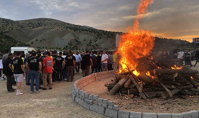 Dev kamp ateşi yakıldı, vali yanma tehlikesi atlattı