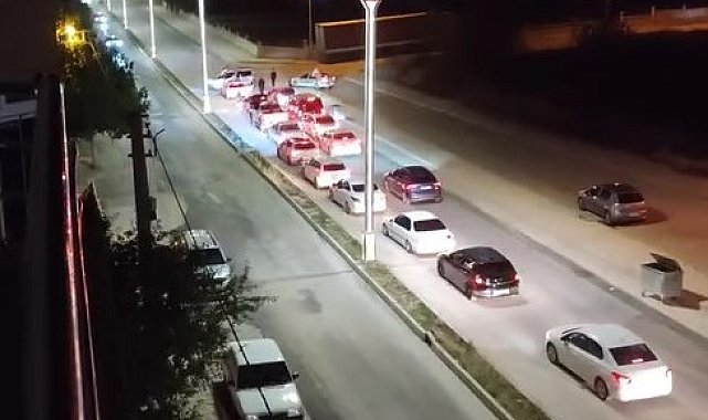 Düğün konvoyunda araçtan inip trafiği durdurup, havaya rastgele ateş açtı