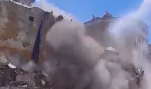 Elazığ'da ağır hasarlı binaların yıkımı sürüyor