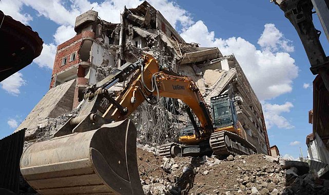 Elazığ'da ağır hasarlı yapıların yıkımları sürüyor