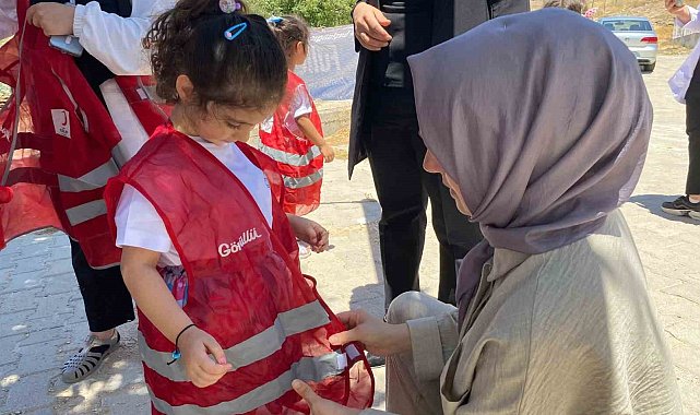 Elazığ'da anaokulu öğrencilerinden yürekleri ısıtan davranış