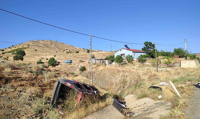 Elazığ&#039;da hafif ticari araç şarampole yuvarlandı: 1 yaralı