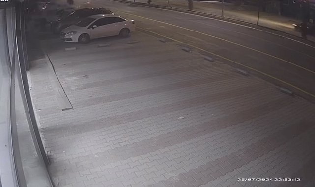 Elazığ'da kontrolden çıkan otomobil park halindeki araçlara böyle çarptı