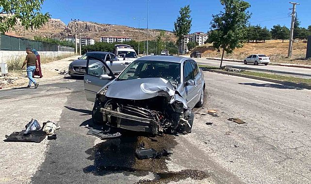 Elazığ&#039;da otomobil aydınlatma direğine çarptı: 1 yaralı