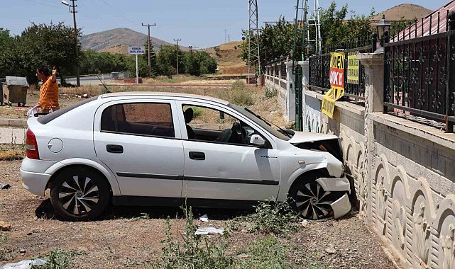 Elazığ'da otomobil bahçe duvarına çarptı: 5 yaralı