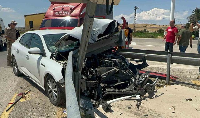 Elazığ&#039;da otomobil bariyerlere saplandı: 4 yaralı