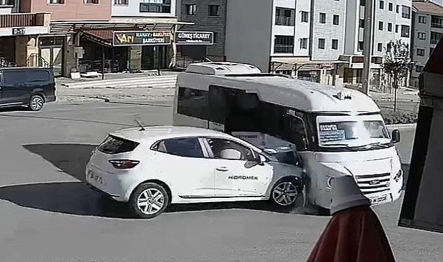 Elazığ'da otomobil ile minibüsün çarpışma anı kameralara yansıdı