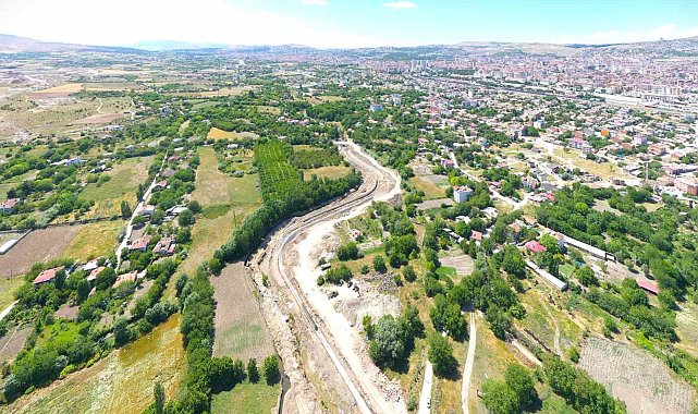 Elazığ'da taşkın koruma inşaat çalışmaları sürüyor