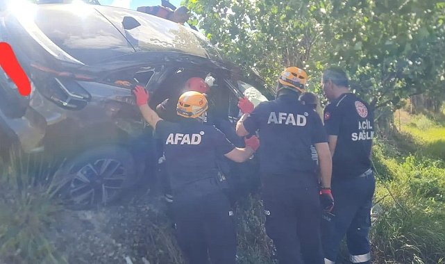 Erzincan&#039;da araç içerisinde sıkışan yaralı sürücü AFAD ekiplerince kurtarıldı