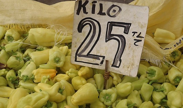 Erzincan'da yerli sebze ve meyvelerin çıkmasıyla semt pazarlarında fiyatlar düştü