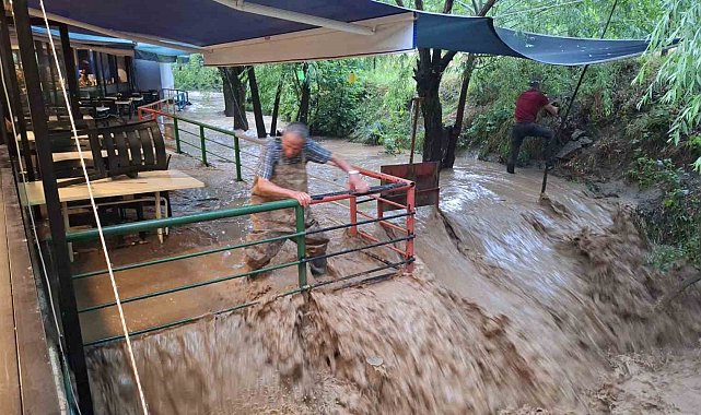 Erzincan'ın turizm beldesi Çağlayan'ı sel vurdu