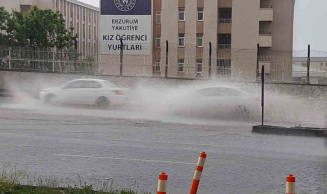 Erzurum'da sağanak yağış hayatı felç etti