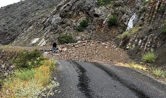 Erzurum'da sel nedeniyle yol çöktü
