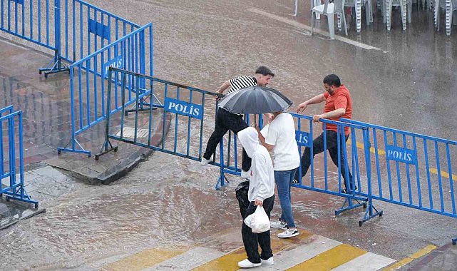 Erzurum'da vatandaşın yağmurla sınavı