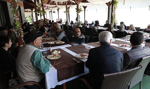 Evde bakım hizmeti alan yaşlılar kahvaltıda buluştu