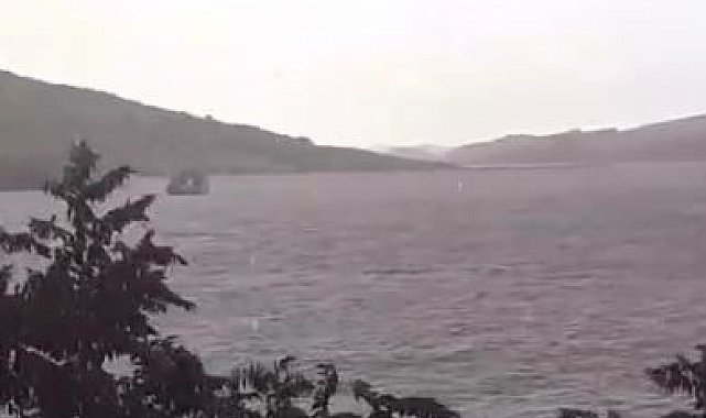 Feribot, şiddetli fırtınadan dolayı iskeleye yanaşamadı