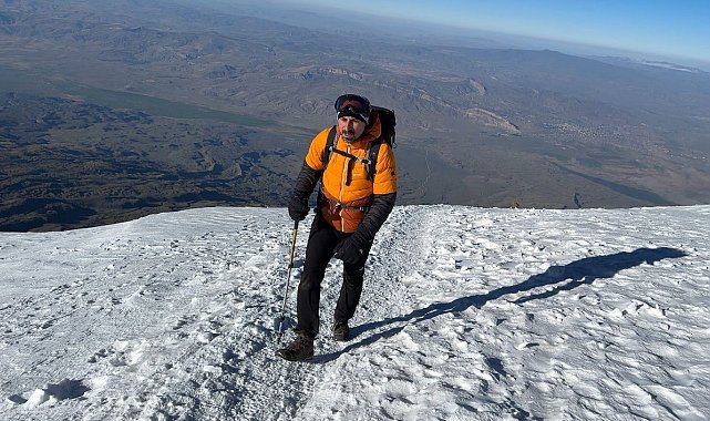 Gönül verdiği takımının bayrağını Ağrı Dağı'nın zirvesinde açtı