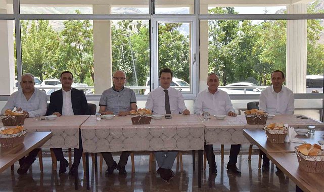 Hakkari&#039;de emekliye ayrılan müdürlere veda yemeği